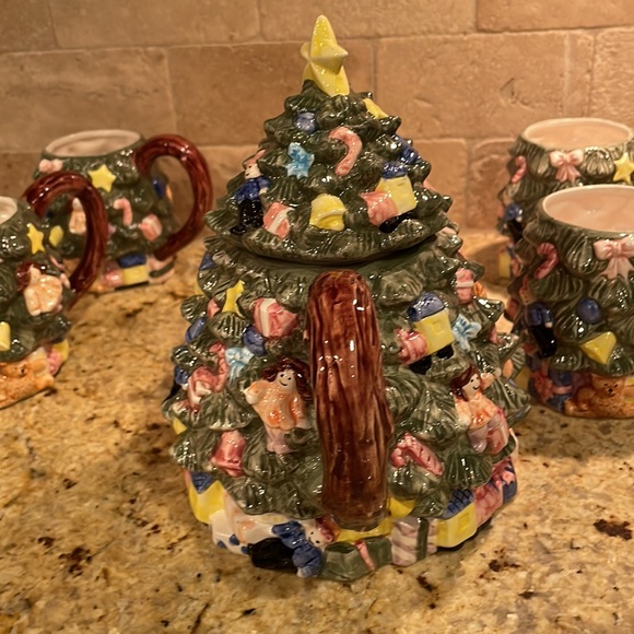 Enesco Christmas Tree Teapot and 4 Matching Mugs. New - Never Used. - Picture 7 of 16
